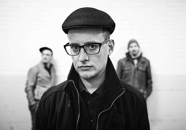 Der Zürcher Jazzpianist Yves Theiler (v.) spielt am Samstag, 25. Februar mit Luca Sisera und Lukas Mantel in der Oltner Vario Bar. (Bild: ZVG)