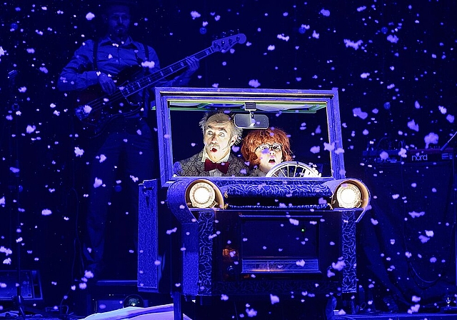 Didi Sommer und Cécile Steck von Comedia Zap zelebrieren in «Monti’s Variété» den jährlichen Weihnachtswahnsinn. (Bild: ZVG)