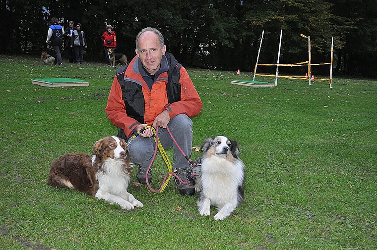 «Boomer» und «Chaos» mit ihrem Herrchen Hanspeter Jutzi vor der Übungswiese neben der Aare. (Bild: mim)