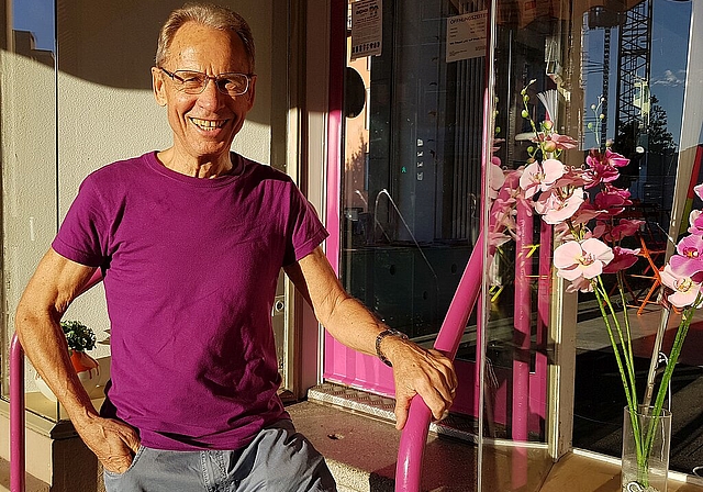 Werner Menzi übernimmt im Begegnungszentrum Cultibo unter anderem infrastrukturelle Aufgaben, wie das Streichen des Geländers und der Türe. (Bild: mim)