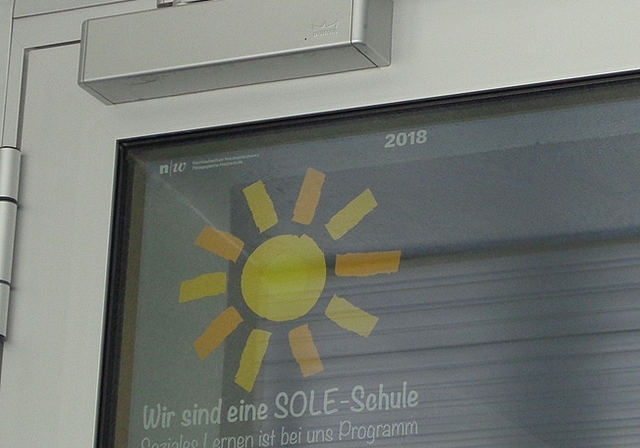 Die Primarschule Trimbach hat eine neue Auszeichnung erhalten, die an den Eingangstüren symbolisiert: «Wir sind eine «SOLE-Schule». Bei uns ist Soziales Lernen Programm.» (Bild: ZVG)