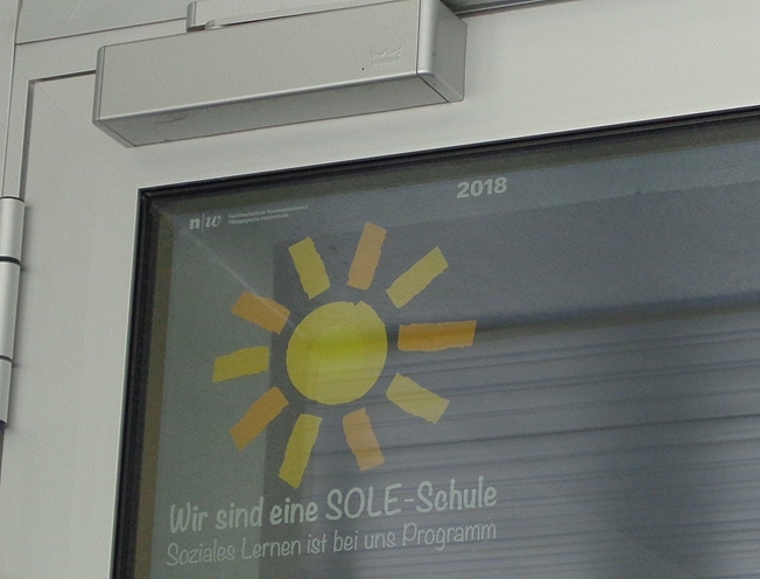 Die Primarschule Trimbach hat eine neue Auszeichnung erhalten, die an den Eingangstüren symbolisiert: «Wir sind eine «SOLE-Schule». Bei uns ist Soziales Lernen Programm.» (Bild: ZVG)
