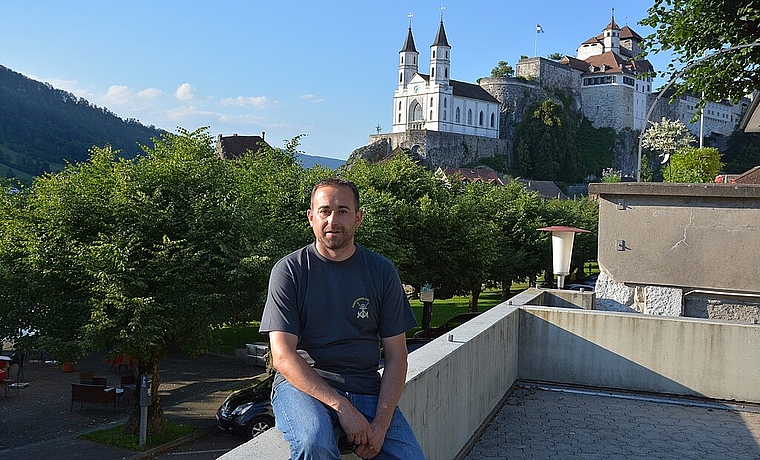 OK-Präsident Maik Sigrist auf der Terrasse des Pontonier-Depots, auf welcher der diesjährige Special Event stattfindet. (Bild: vwe)