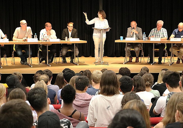 Der Staatskundetag der Kanti Olten bot den beiden ältesten Jahrgängen der Schülerinnen und Schüler Gelegenheit, mit Solothurner Politikern und Politikerinnen direkt ins Gespräch zu kommen. (Bild: ZVG)