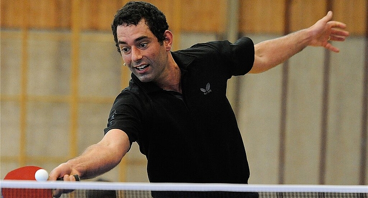 Reto Müller in seinem Element: Er zeigt einen Vorhand-Flip an einer Tischtennisshow. ZVG)