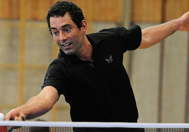 Reto Müller in seinem Element: Er zeigt einen Vorhand-Flip an einer Tischtennisshow. ZVG)
