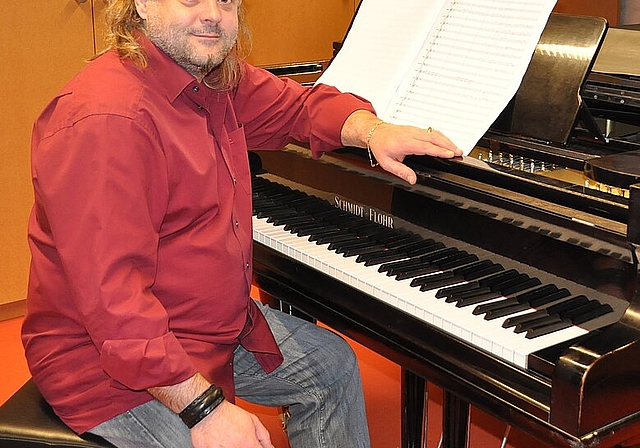 Thomas Trachsel am Komponieren seiner fünften Symphonie. vwe)
