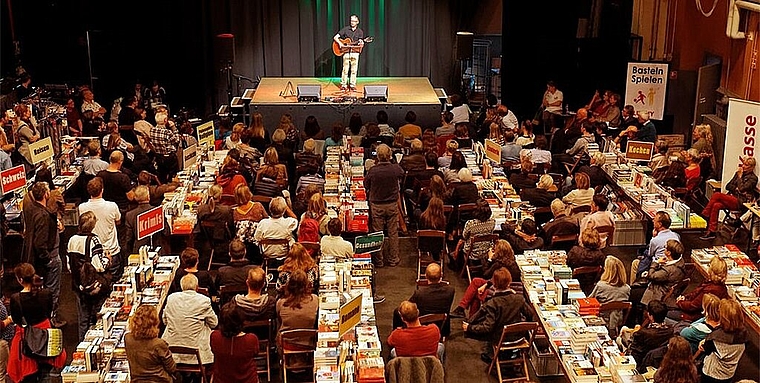 Trotz den 19 Standorten ist die Schützi das Zentrum des Buchfestivals: Hier gastieren unter anderen Carla del Ponte, Bänz Friedli und Arno Camenisch. (Bild: ZVG)