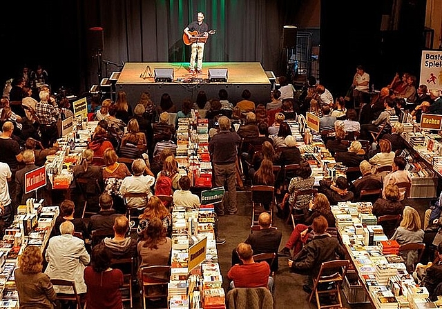 Trotz den 19 Standorten ist die Schützi das Zentrum des Buchfestivals: Hier gastieren unter anderen Carla del Ponte, Bänz Friedli und Arno Camenisch. (Bild: ZVG)