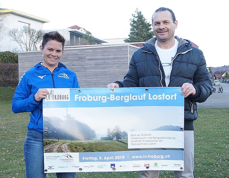 Karin Mazzotta und Stefan Krebs auf dem Startgelände des Froburg-Berglaufs neben dem Sportplatz an der Dickenstrasse Lostorf. (Bild: Franz Beidler)