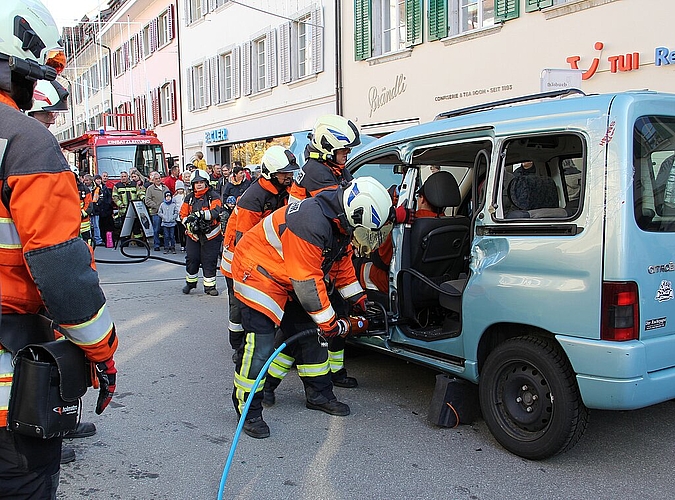 Eine verunfallte und im Auto eingeklemmte Fahrerin holte die Feuerwehr auf den Plan. Die Autotüre wurde ausgehebelt und mit Spezialscheren der Mittelbalken des Autos durchtrennt. (Bild: S. Furter)
