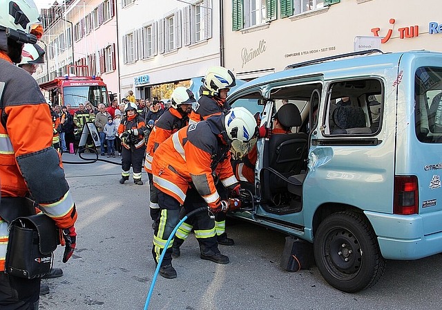 Eine verunfallte und im Auto eingeklemmte Fahrerin holte die Feuerwehr auf den Plan. Die Autotüre wurde ausgehebelt und mit Spezialscheren der Mittelbalken des Autos durchtrennt. (Bild: S. Furter)
