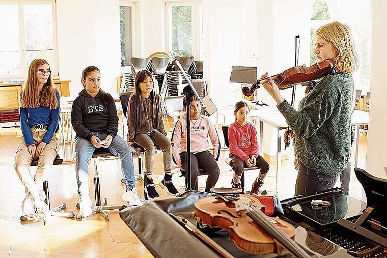 Schüler/innen und Lehrer/innen der Musikschule Olten musizieren vom 7. bis 18. Dezember jeweils im Anschluss an die «Sternschnuppen» in der Oltner Schützi. (Bild: ZVG)