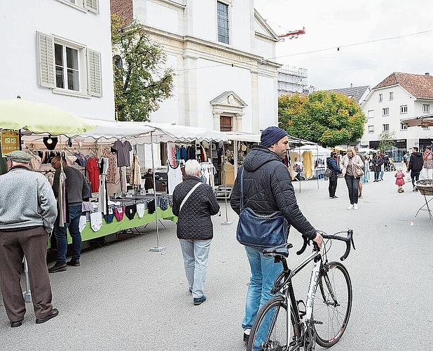 Am Oltner Monatsmarkt letzten Montag herrschte Markttreiben in der Kirchgasse. (Bilder: Julian Stettler)
