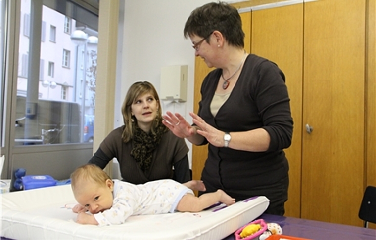 Pascals Haltung auf dem Bauch wird von der Mütterberaterin Regina Willener (rechts) überprüft. Mutter Kerstin Kalbermatten ist über Pascals gute Entwicklung erleichtert. mim)