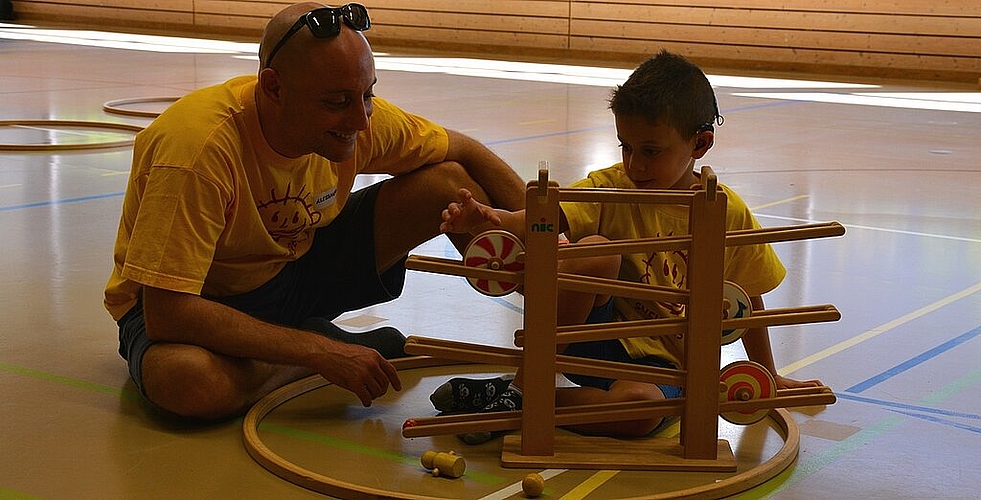 Vater und Vorstandsmitglied Alessandro Mauro aus Dulliken mit seinem Sohn Leandro beim Entdecken der vielen Spielmöglichkeiten am alljährlichen Treffen.Gemeinsamer Einsatz für ihre hörbeeinträchtigten Kinder: M.v. Christoph Siebenhaar mit den Vorstandsmitgliedern (v.l.) Anuschka Füglister und Tochter Fiona, Patrizia Mauro, Marianne von Orelli, Lukas Füglister und Alessandro Mauro. vwe)