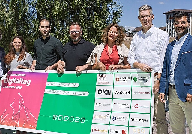 Das Projektteam präsentiert das Banner des Digital Day Region Olten (v.l.): Knut Hinkelmann, Sophie Kohler, Yannick Deiss, Cosimo Fiordiriso, Hagar Jäggi, Rolf Schmid und Yakup Tasdemir. (Bild: ZVG)
