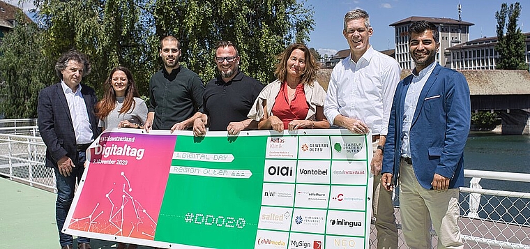 Das Projektteam präsentiert das Banner des Digital Day Region Olten (v.l.): Knut Hinkelmann, Sophie Kohler, Yannick Deiss, Cosimo Fiordiriso, Hagar Jäggi, Rolf Schmid und Yakup Tasdemir. (Bild: ZVG)