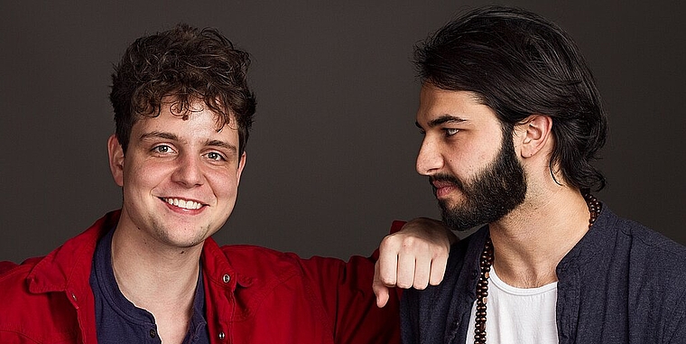 Poetry-Slam-Schweizermeister Dominik Muheim (l.) kommt mit seinem Programm «plötzlich zmitzt drin» und Geräuschemacher Sanjiv Channa nach Olten. (Bild: ZVG)