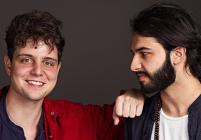 Poetry-Slam-Schweizermeister Dominik Muheim (l.) kommt mit seinem Programm «plötzlich zmitzt drin» und Geräuschemacher Sanjiv Channa nach Olten. (Bild: ZVG)