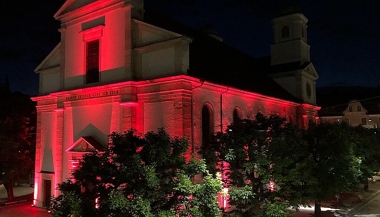 Auch Olten hat an der Aktion «Night of Light» teilgenommen und Gebäude, wie die Stadtkirche, farbig beleuchtet. (Bild: ZVG)