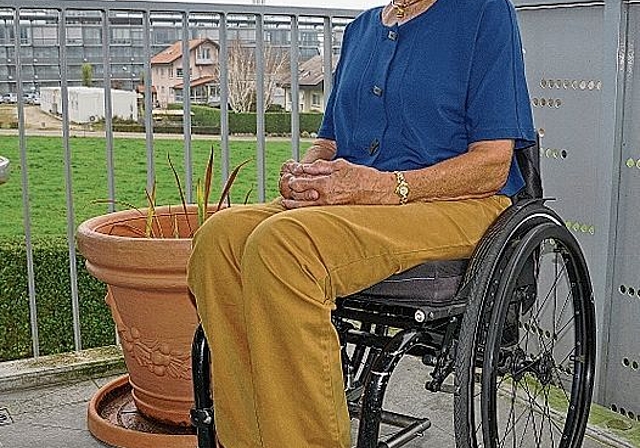 Madeleine Wildi heute auf dem Balkon ihrer Wohnung in Nottwil. (Bild: AGU)
