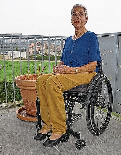 Madeleine Wildi heute auf dem Balkon ihrer Wohnung in Nottwil. (Bild: AGU)
