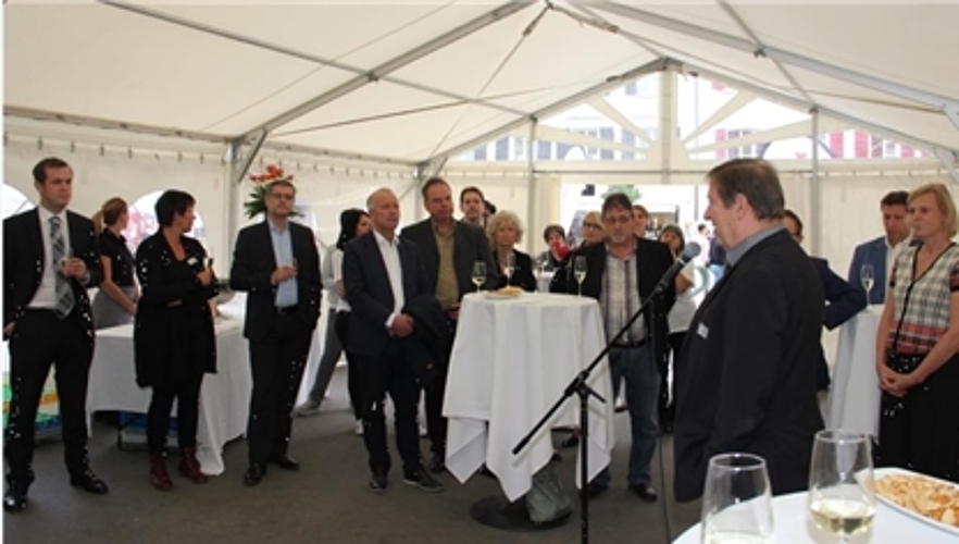 Dr. Arthur Haefliger, Präsident des SRK Kanton Solothurn, bei seiner Eröffnungsansprache auf der Oltner Kirchgasse. (Bild: ZVG)
