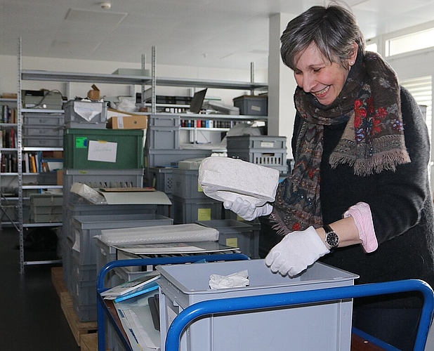 Museumsleiterin Luisa Bertolaccini sichtet im 10. Stock des Historischen Museums einige Objekte. (Bild: mim)