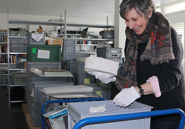 Museumsleiterin Luisa Bertolaccini sichtet im 10. Stock des Historischen Museums einige Objekte. (Bild: mim)