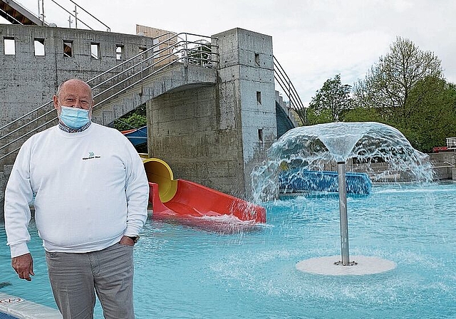 Thomas Müller posiert vorschriftsgemäss mit Maske. Er sagt: «Wir kennen Corona und wir können Corona.»  (Bild: Achim Günter)
