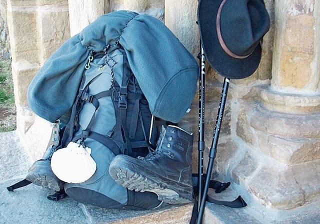 Der Rucksack als Symbol der Lasten, welche die Menschen zu tragen haben. (Bild: ZVG)