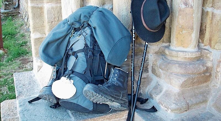 Der Rucksack als Symbol der Lasten, welche die Menschen zu tragen haben. (Bild: ZVG)