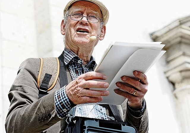 Franz Hohler auf dem Schweizer Schriftstellerweg in Olten. (Bild: ZVG)