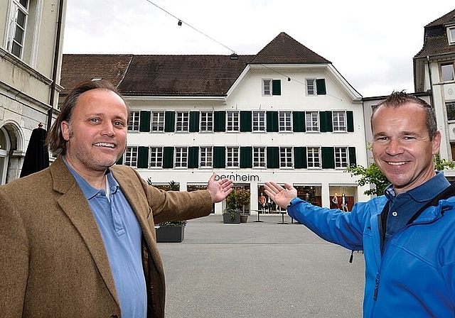 Konrad «Kinokoni» Schibli (l.) und Youcinema-Event-Manager Roger Brogli holen das Open-Air-Kino auf die Kirchgasse. (Bild: ZVG)