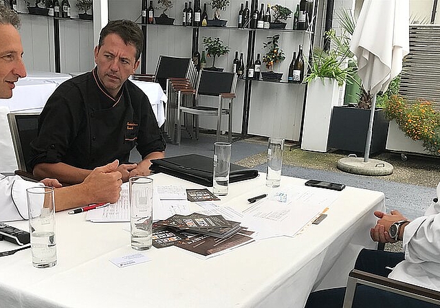 Arno Sgier von Restaurant Traube, Daniel Bitterli vom Salmen und Sascha Rickenbacher vom Pavillon, die spontan die Mitarbeit für das Foodsave-Bankett zugesagt haben, bei der Planung der drei verschiedenen 3-Gang-Menüs. (Bild: ZVG)