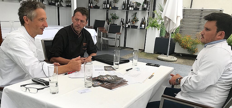 Arno Sgier von Restaurant Traube, Daniel Bitterli vom Salmen und Sascha Rickenbacher vom Pavillon, die spontan die Mitarbeit für das Foodsave-Bankett zugesagt haben, bei der Planung der drei verschiedenen 3-Gang-Menüs. (Bild: ZVG)