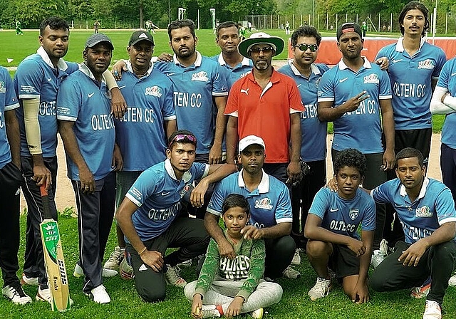 Fünf verschiedene Nationalitäten spielen im Oltner Cricket-Team, das vor 15 Jahren von Karunamoorthy Kandasamy (M. rotes Shirt) mitgegründet wurde und sich 2017 den Schweizer Cupsieg holte. (Bild: ZVG)