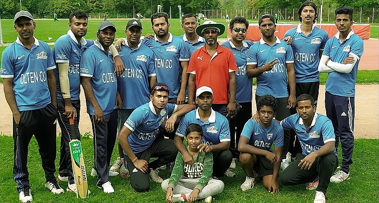 Fünf verschiedene Nationalitäten spielen im Oltner Cricket-Team, das vor 15 Jahren von Karunamoorthy Kandasamy (M. rotes Shirt) mitgegründet wurde und sich 2017 den Schweizer Cupsieg holte. (Bild: ZVG)