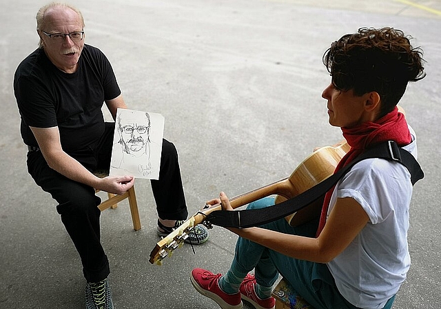 Syléna Vincent (Bild, r.) und Chantal Hediger beleuchten mit «Living in a Box» das Thema Alltag und die Grenzen der Komfortzone. (Bild: ZVG)
