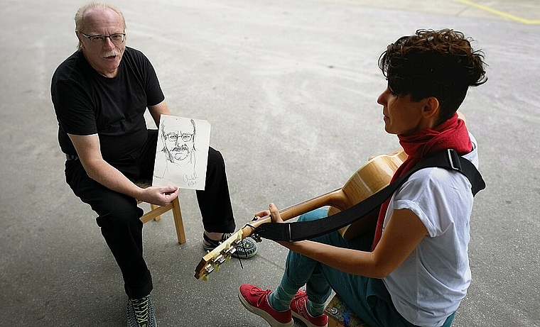 Syléna Vincent (Bild, r.) und Chantal Hediger beleuchten mit «Living in a Box» das Thema Alltag und die Grenzen der Komfortzone. (Bild: ZVG)