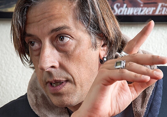 Pedro Lenz beschäftigt sich auf dem neuen «Die Schwalbenkönige»-Hörspiel wieder mit dem Volkssport Fussball. (Bild: Daniel Rihs)