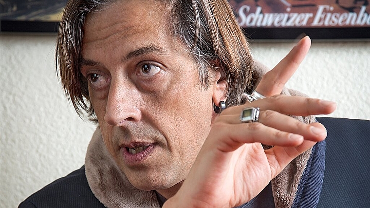 Pedro Lenz beschäftigt sich auf dem neuen «Die Schwalbenkönige»-Hörspiel wieder mit dem Volkssport Fussball. (Bild: Daniel Rihs)