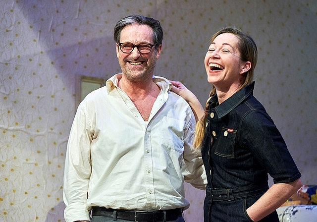 Der Fernsehstar Helmut Zierli (l.) spielt die Titelrolle in der Produktion der Schauspielbühnen Stuttgart «Tod eines Handlungsreisenden». (Bild: Thom Philippi)