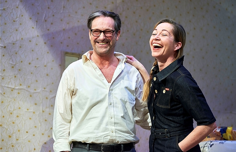 Der Fernsehstar Helmut Zierli (l.) spielt die Titelrolle in der Produktion der Schauspielbühnen Stuttgart «Tod eines Handlungsreisenden». (Bild: Thom Philippi)