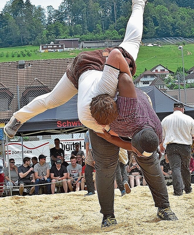 Sinisha Lüscher (dunkles Hemd) gegen Max Läuchli im fünften Gang. (Bild: Wolfgang Rytz)