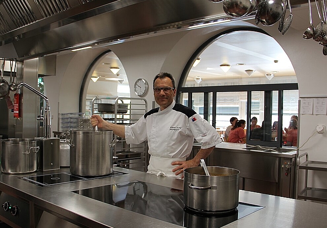Küchenchef Othmar Roffler fühlt sich wohl und freut sich über seine neue Küche und die grosszügigeren Platzverhältnisse. (Bild: mim)
