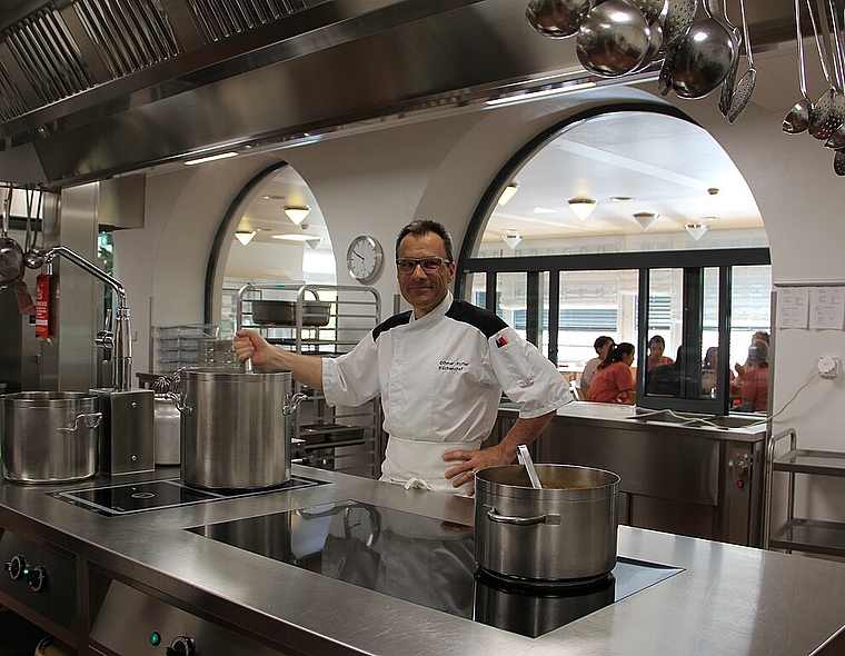 Küchenchef Othmar Roffler fühlt sich wohl und freut sich über seine neue Küche und die grosszügigeren Platzverhältnisse. (Bild: mim)