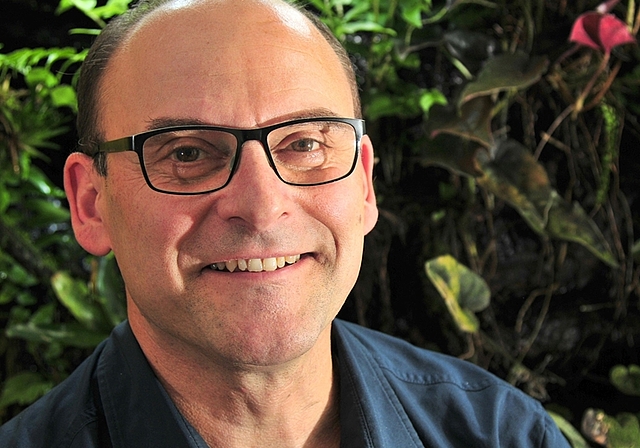 Im Aquarium hat sich eine Flunder im Sand vergraben, im Terrarium hoffen blau-gelbe Pfeilgiftfrösche auf Futter. Für Denis Vallan ist Biologie sowohl Beruf als auch Berufung. (Bild: ZVG)