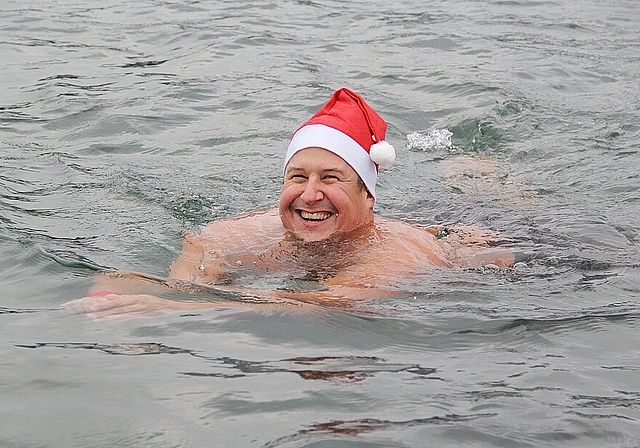 Trotz der Kälte kann der St. Niklausschwumm in der Aare auch Spass machen, wie Bilder von der letztjährigen Durchführung beweisen. (Bild: Sonja Furter)